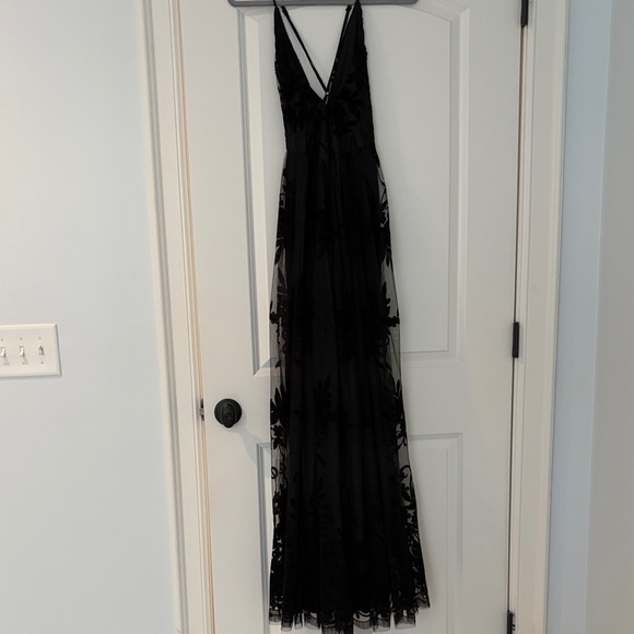 Elegant Black Maxi Dress with High Slit - Picture 3 of 4